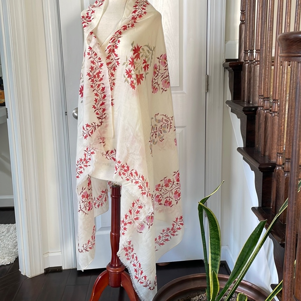 Gorgeous PETRUSSE 100% Wool large shawl wrap scarf floral Mughal print NWT